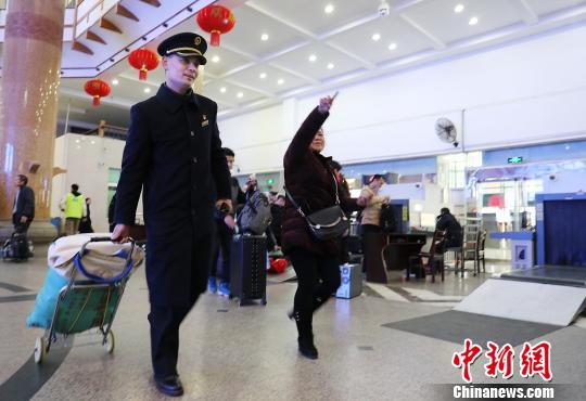 客运值班员王海涛每天来回行走26000多步?！≈３は?摄