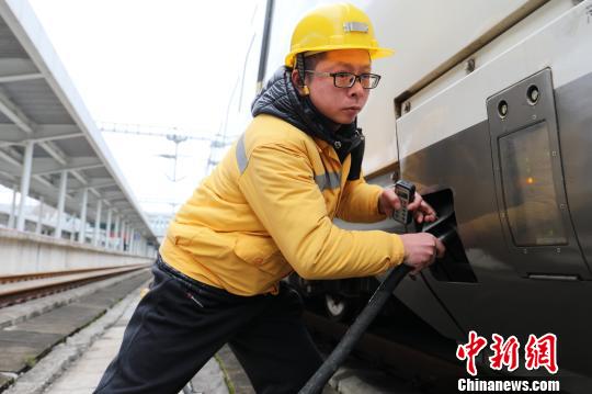 上水工曾毅每天为列车上水350000公斤?！≈３は?摄