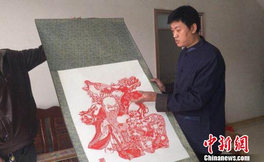壮汉巧手剪窗花年俗里走出艺术家（图）