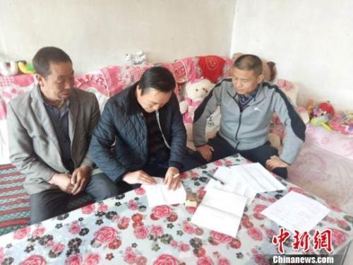 资料图：图为扶贫队伍进贫困户里，给贫困户宣讲政策。　钟欣 摄