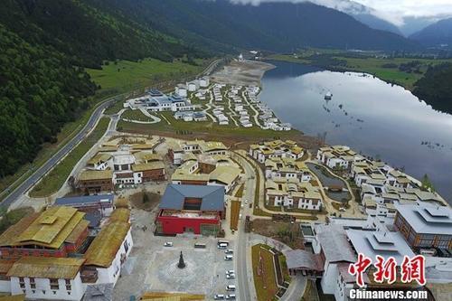 资料图：初夏的西藏林芝鲁朗小镇美轮美奂。<a target='_blank' href='http://www.chinanews.com/'>中新社</a>记者 张浪 摄
