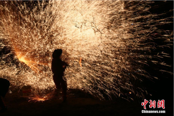 2月20日晚，河北省井陉县核桃园村，一场绚丽的“打树花”表演吸引众多游人观赏。中新社记者 陈昊 摄