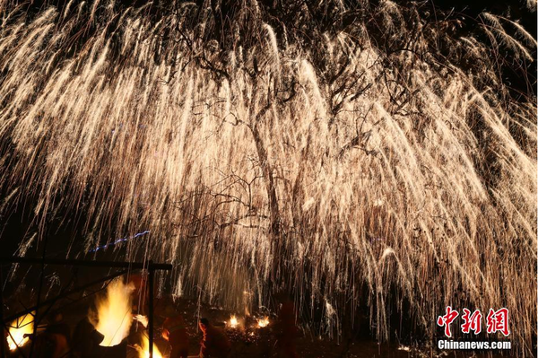 河北省井陉县核桃园村，一场绚丽的“打树花”表演吸引众多游人观赏。中新社记者 陈昊 摄