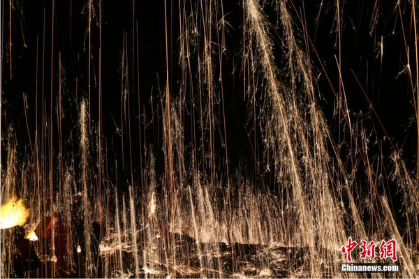 河北省井陉县核桃园村，一场绚丽的“打树花”表演吸引众多游人观赏。中新社记者 陈昊 摄2