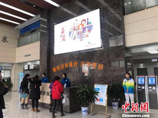 杭州市拱墅区行政服务中心的办事大厅。　张斌 摄