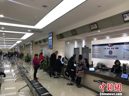 群众正在办事?！≌疟?摄