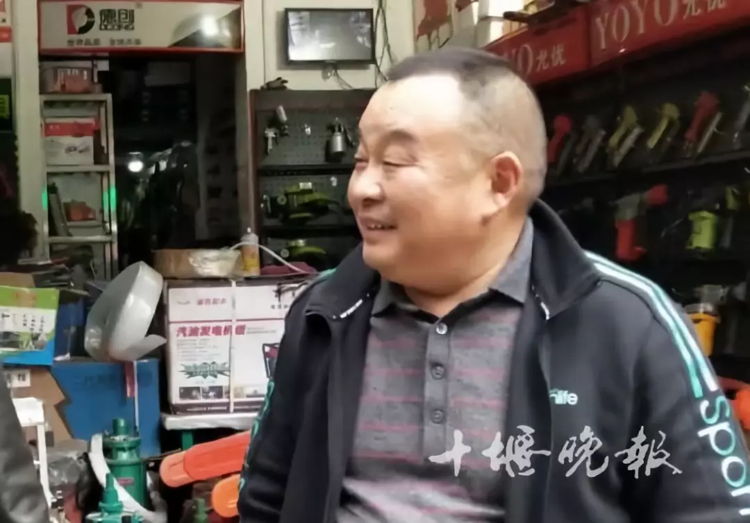 大叔常将打包饭菜挂树上 7个月后想不到的事发生了