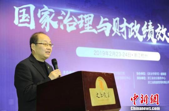 中国社会科学院政治学研究所所长房宁?！≌乓?摄