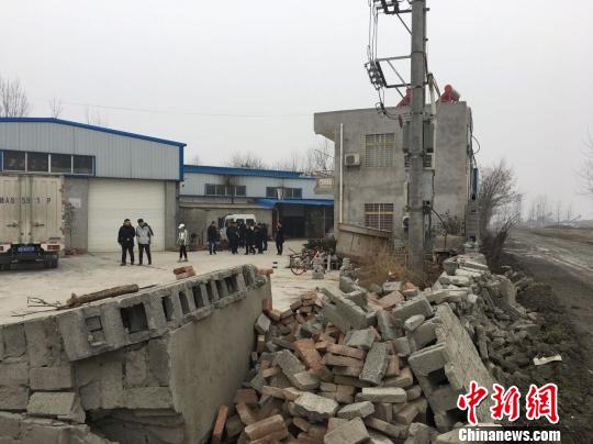 湖北襄阳樊城拆除汉江河道31家违建企业