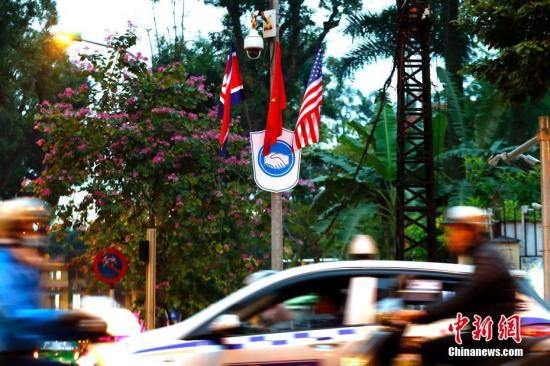 2月25日，越南首都河内街头悬挂的越南、美国、朝鲜三国国旗。朝鲜最高领导人金正恩与美国总统特朗普27日至28日将在越南首都河内举行第二次会晤，磋商如何进一步推动半岛无核化进程以及改善朝美关系。<a target='_blank' href='http://www.chinanews.com/'>中新社</a>记者 富田 摄