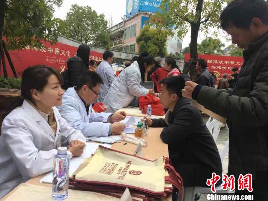 现场的义诊服务项目包括：中医理疗、中医诊治处方、测血压、测血糖、眼科检查、科普健康知识、建立健康档案等?！∫肚镌?摄