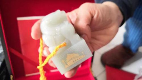 大妈5年花50万购买收藏品 遭遇投资拍卖连环骗 