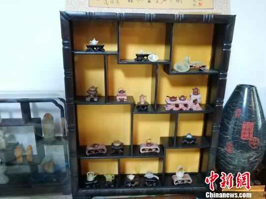 王天明手工雕刻的《经典壶型二十例》?！∷镦面?摄