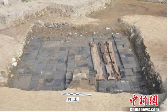 图为出土华盖宫文镇墓券的墓葬?！≈有?摄