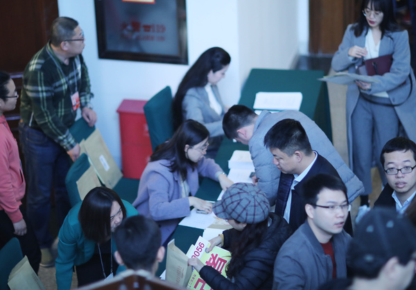 2月27日，全国政协十三届二次会议记者证在全国政协机关发放。图为 内地记者在排队领取证件。 本报记者 贾宁 摄