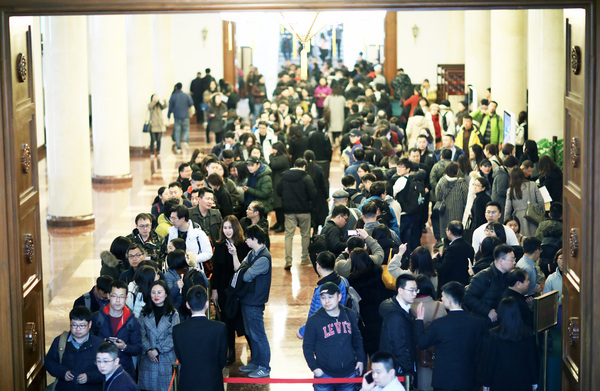 2月27日，全国政协十三届二次会议记者证在全国政协机关发放。图为 内地记者在排队领取证件。 本报记者 贾宁 摄2