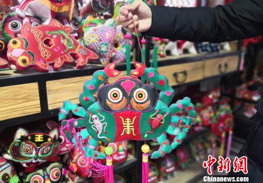 图为甘肃民间手工艺人发展香包产业。(资料图) 刘玉桃 摄