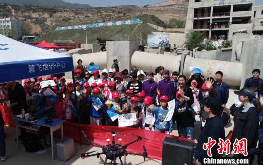 图为甘肃启远智能科技有限责任公司在地震演练现场展示无人机救援。(资料图) 钟欣 摄