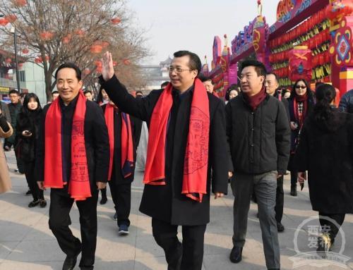 2月5日上午，陕西省委常委、西安市委书记王永康，西安市委副书记、时任代市长李明远走上街头，向来自海内外的朋友们拜大年。图片来源：“西安发布”微信公号