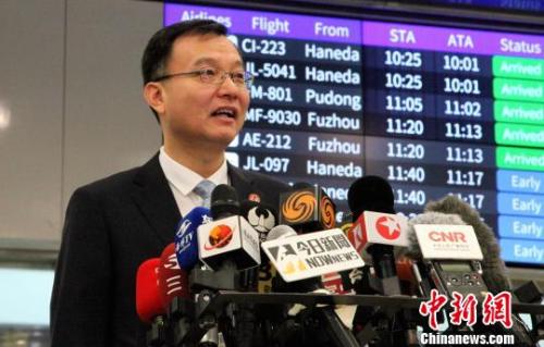 资料图：2018年12月19日上午，时任上海市常务副市长周波率团抵达台北松山机场，参加即将于20日举行的“2018台北上海城市论坛”。图为周波在台北松山机场接受媒体采访。　张晓曦 摄