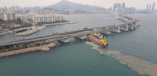 最强醉驾?俄罗斯6千吨级货轮撞上韩国海上大桥 