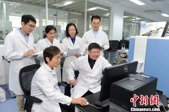 科研团队成员讨论质谱数据?！『殚?摄