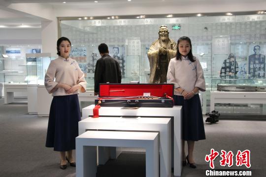 展厅布设了“教师之祖”“教师之史”“教师之道”“教师之器”等展区?！≌韵?摄