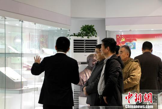 中国教师博物馆规划展厅免费对公众开放，展出文物史料、文化珍藏、实物档案以及古今著名教育学家的物品、作品等一千余件?！≌韵?摄