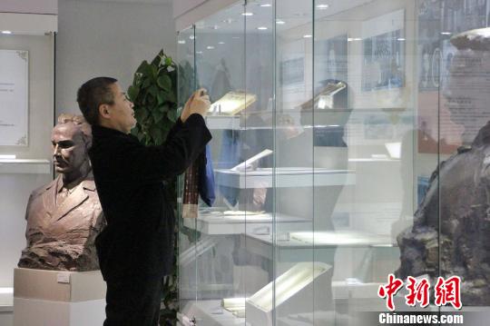 图为民众参观中国教师博物馆。　赵晓 摄