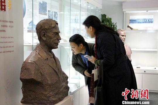 图为民众参观中国教师博物馆?！≌韵?摄