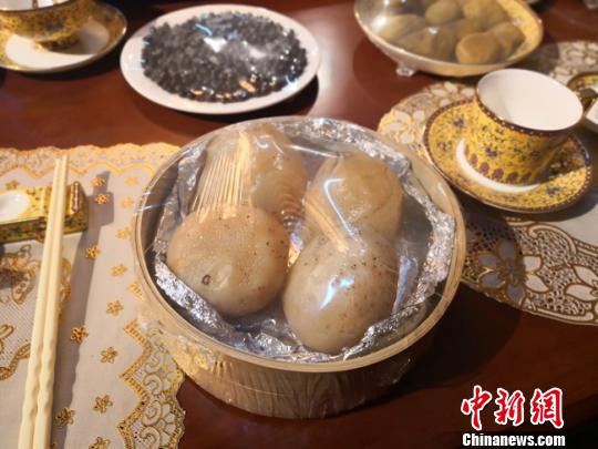 图为用石头做成的“土豆”?！⊙钅?摄