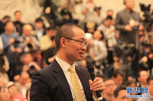 图为彭博社记者提问。新华网中国政府网 刘厦 摄