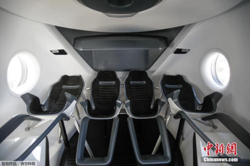 2018年8月，美国加州霍索恩，SpaceX展示的龙飞船模拟器内部。