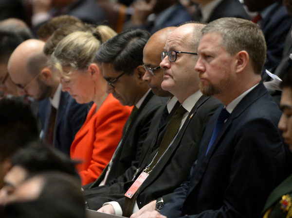 外国使节旁听全国政协十三届二次会议。本报记者 齐波摄