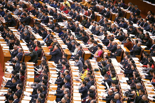 全国政协十三届二次会议3月3日下午3时在北京人民大会堂开幕。开幕会上，2000多名全国政协委员将听取和审议政协全国委员会常务委员会工作报告和政协全国委员会常务委员会关于政协十三届一次会议以来提案工作情况的报告。本报记者  田福良 摄