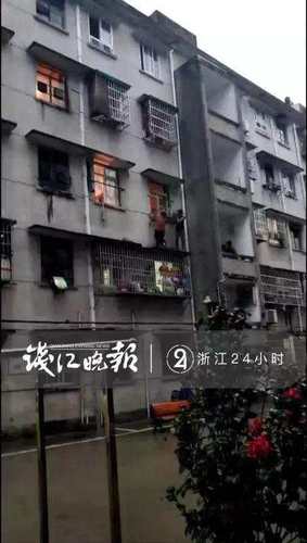 平均79岁！ 邻居家着火 三大爷踹门灭火救人