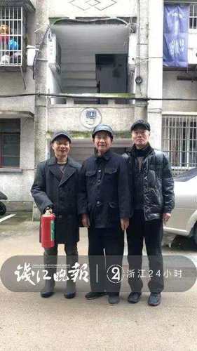 平均79岁！ 邻居家着火 三大爷踹门灭火救人