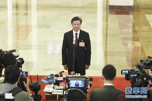 　　3月5日，第十三届全国人民代表大会第二次会议在北京人民大会堂开幕。这是海关总署署长倪岳峰在“部长通道”接受采访。 新华社记者 殷刚 摄