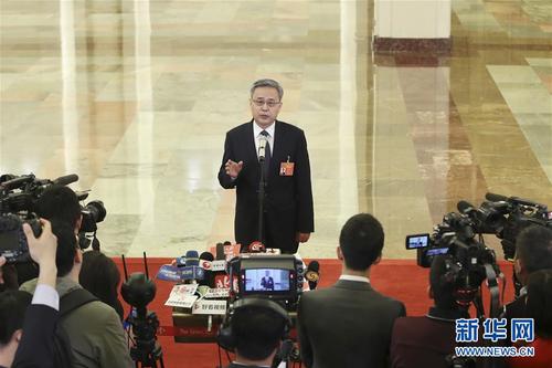 　　3月5日，第十三届全国人民代表大会第二次会议在北京人民大会堂开幕。这是中国银行保险监督管理委员会主席郭树清在“部长通道”接受采访。 新华社记者 殷刚 摄