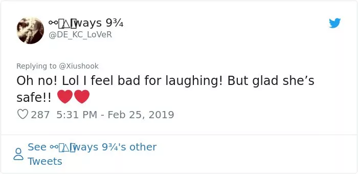 老奶奶为拍张照片坐上海边冰座 结果被漂走了