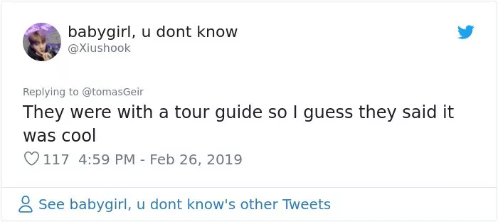 老奶奶为拍张照片坐上海边冰座 结果被漂走了