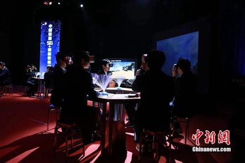 学生在体验5G。供图