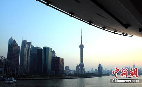 上海下调增值税附加税税率。上图为资料图。<a target='_blank' href='http://www.chinanews.com/'>中新社</a>记者 潘索菲 摄