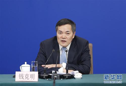 钱克明在回答记者提问。 新华社记者 沈伯韩 摄