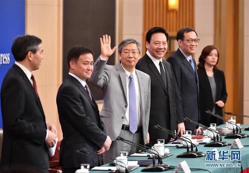 　　3月10日，十三届全国人大二次会议新闻中心举行记者会，邀请中国人民银行行长易纲，副行长陈雨露，副行长、国家外汇管理局局长潘功胜，副行长范一飞就“金融改革与发展”相关问题回答中外记者提问。 新华社记者 李然 摄4