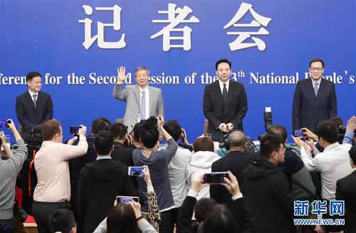 　　3月10日，十三届全国人大二次会议新闻中心举行记者会，邀请中国人民银行行长易纲，副行长陈雨露，副行长、国家外汇管理局局长潘功胜，副行长范一飞就“金融改革与发展”相关问题回答中外记者提问。 新华社记者 沈伯韩 摄