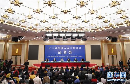 　　3月10日，十三届全国人大二次会议新闻中心举行记者会，邀请中国人民银行行长易纲，副行长陈雨露，副行长、国家外汇管理局局长潘功胜，副行长范一飞就“金融改革与发展”相关问题回答中外记者提问。 新华社记者 沈伯韩 摄1