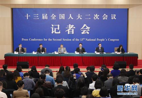 　　3月10日，十三届全国人大二次会议新闻中心举行记者会，邀请中国人民银行行长易纲，副行长陈雨露，副行长、国家外汇管理局局长潘功胜，副行长范一飞就“金融改革与发展”相关问题回答中外记者提问。 新华社记者 沈伯韩 摄2