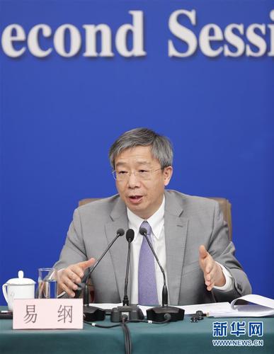 　　3月10日，十三届全国人大二次会议新闻中心举行记者会，邀请中国人民银行行长易纲，副行长陈雨露，副行长、国家外汇管理局局长潘功胜，副行长范一飞就“金融改革与发展”相关问题回答中外记者提问。这是易纲在回答记者提问。 新华社记者 沈伯韩 摄3