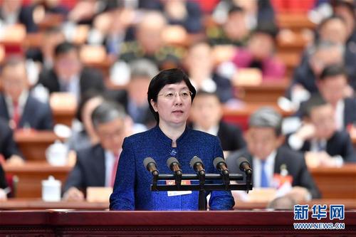 焦红委员代表农工党中央作大会发言。 新华社记者 殷博古 摄